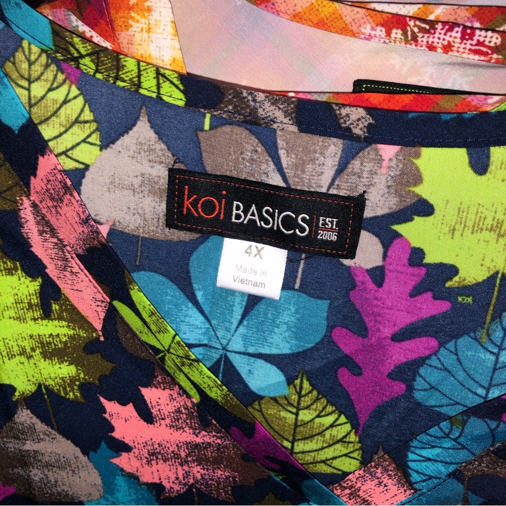 NWT Koi Basics multi color leaf pattern v neck short sleeve scrub top - Picture 7 of 10